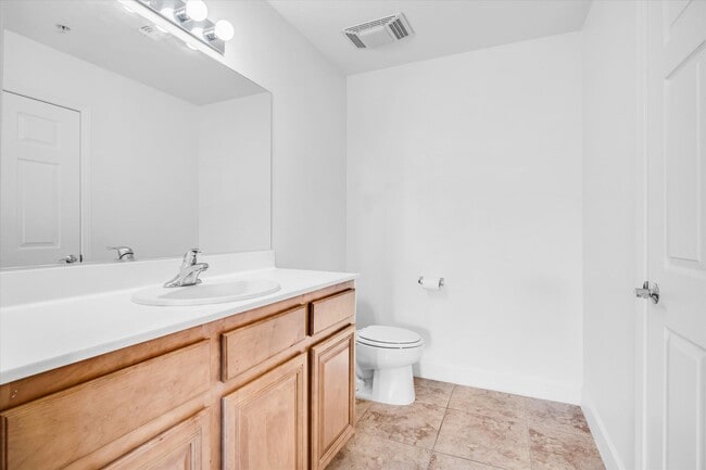 Building Photo - Sought after Park Avenue Condominiums/Top Floor Three Bedroom