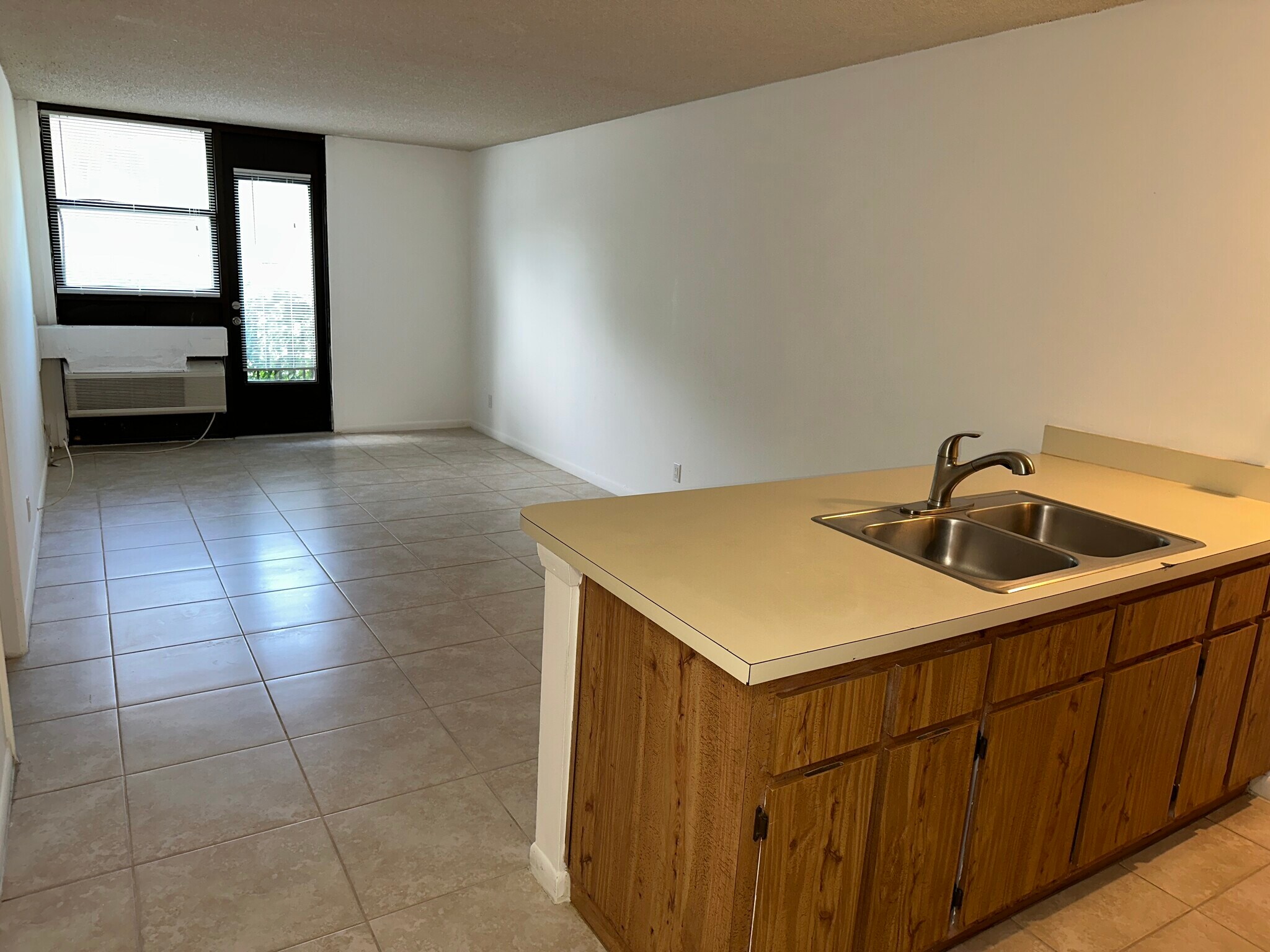 Building Photo - 2771 Riverside Dr