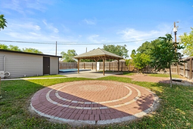 Building Photo - 218 W Williamson Ave