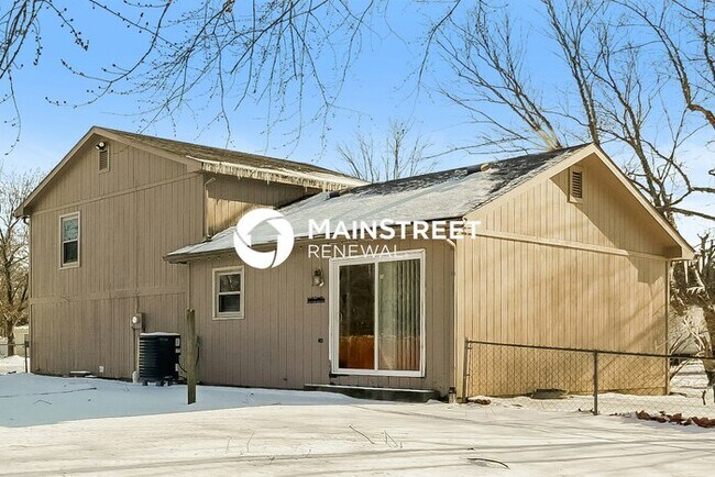 Building Photo - 3 Bedroom Pet-Friendly Home in Indianapolis, IN with Main Street Renewal