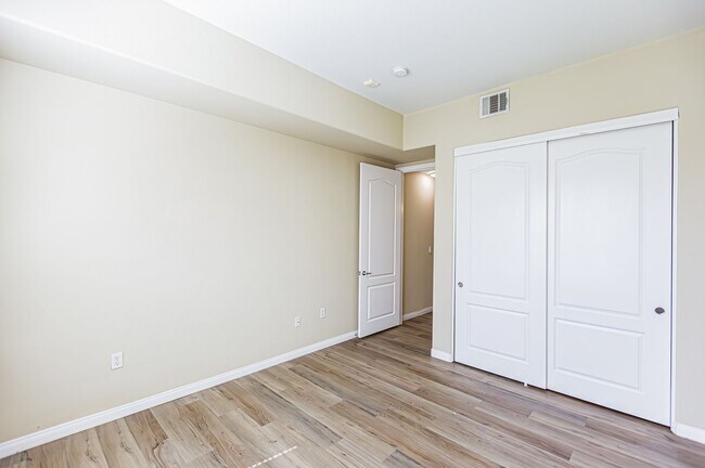 Building Photo - Top Floor 2 Bedroom Condo Located in Manhattan