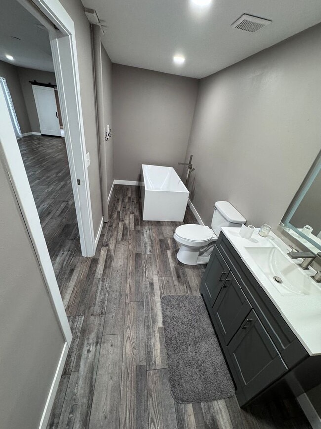 Building Photo - $2800 - 4 Bed 3 Bath Home in Westside Siou...