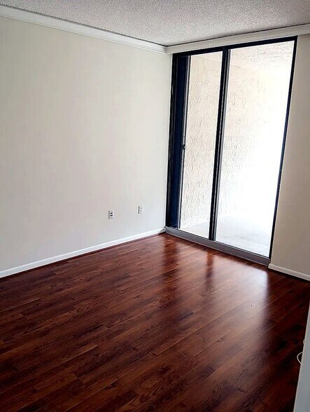 Building Photo - 540 Brickell Key Dr