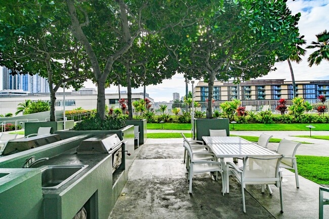 Building Photo - Fully Furnished and Spacious 2 Bedroom 2 Bath - GREAT LOCATION!