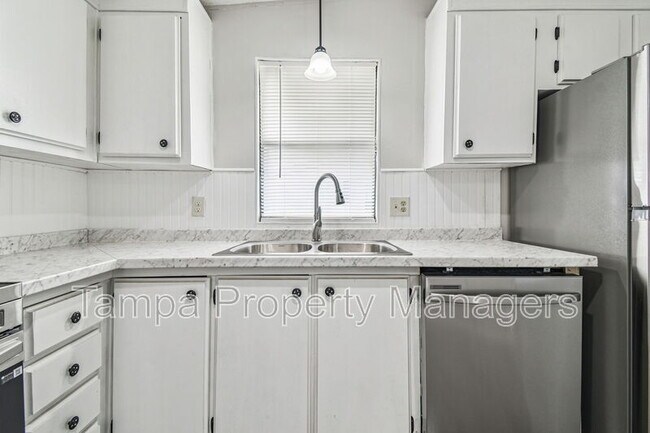 Building Photo - 201 Country Ln