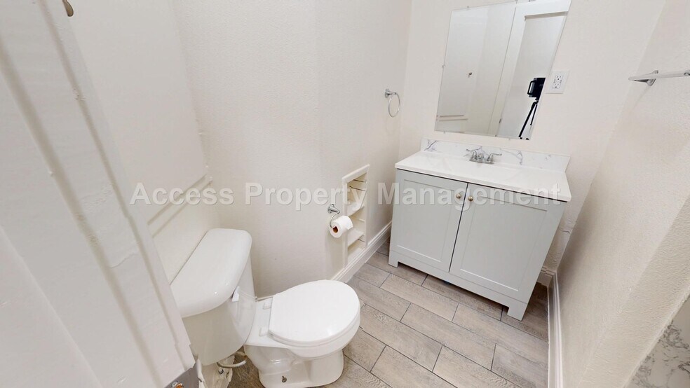 Building Photo - 21 E Walnut St