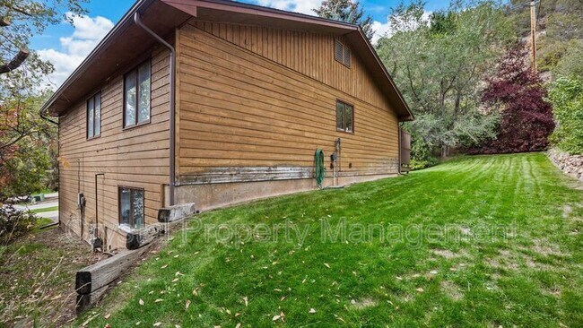 Building Photo - 1001 Walz Ave