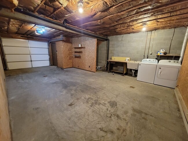 Building Photo - Near Med Center 2 Bedroom, 1.5 Bathroom Townhouse Available 8/5/26