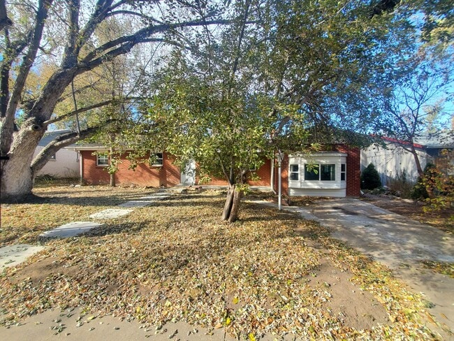Building Photo - Spacious Ranch Style 4 BR Available in Aug...