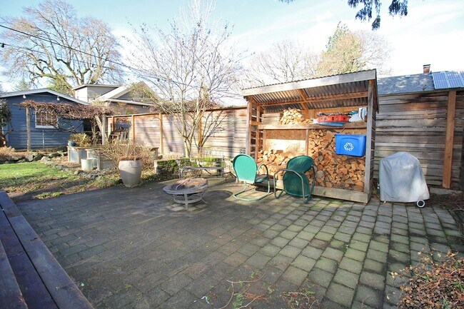 Building Photo - Spectacular 3 Bed English Tudor in the Per...