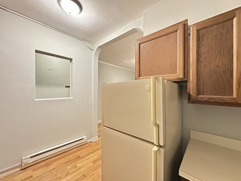 Building Photo - 515 W Melrose St