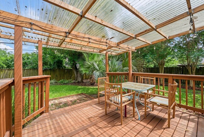Building Photo - 2044 Des Jardines St