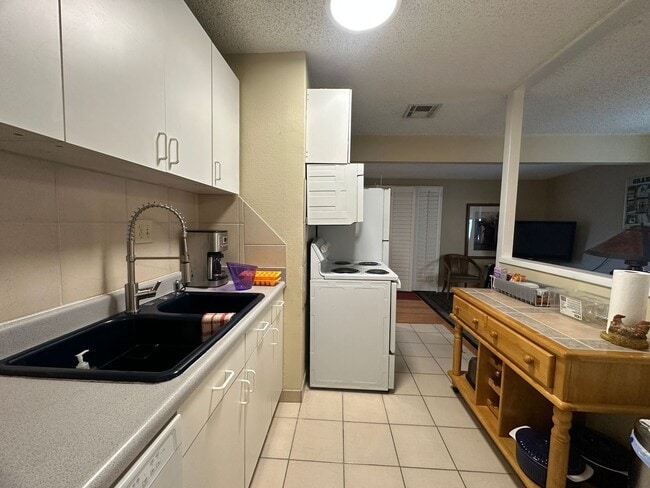 Building Photo - 1 Bedroom Casita