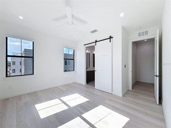 Building Photo - 1302 E Kay St