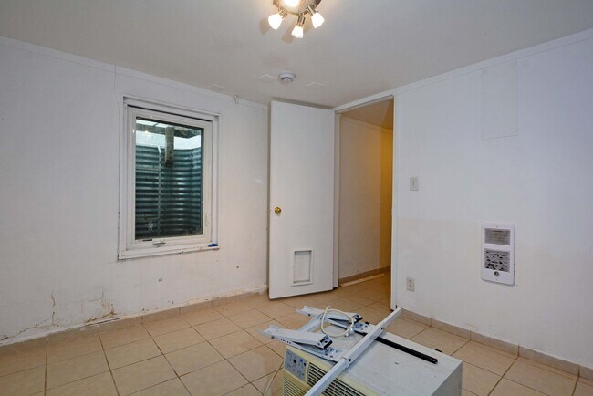 Building Photo - Spacious 4-Bed 3-Bath Home Available Now in NE Minneapolis!