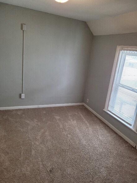 Building Photo - 1010 N Pine St