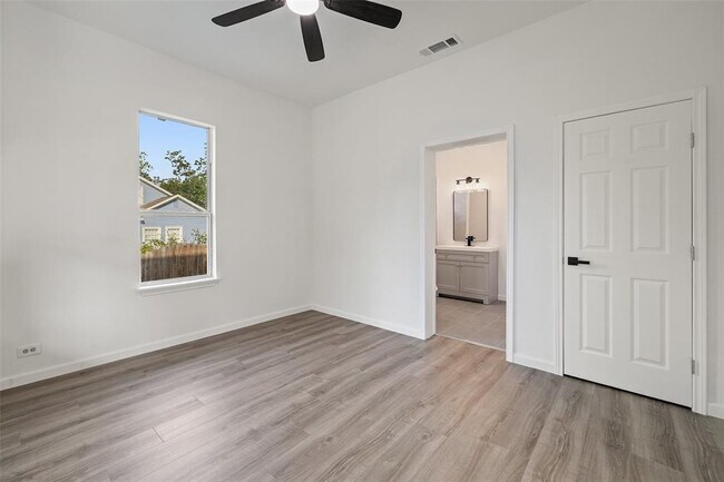 Building Photo - 707 W 7th St