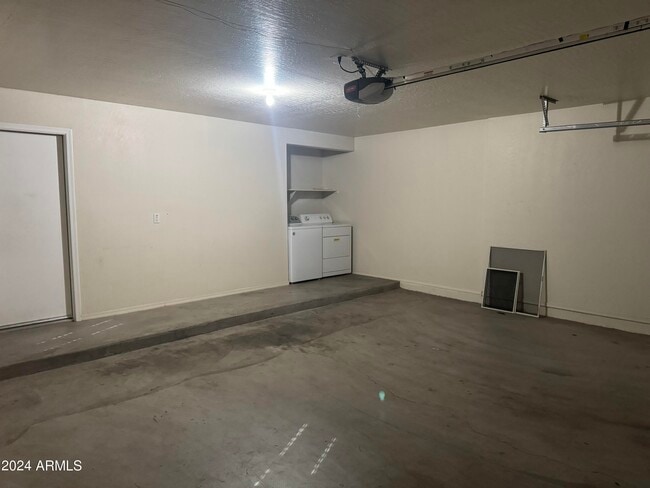 Building Photo - 446 N Alder Ct