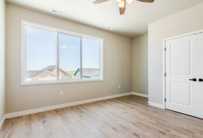 Building Photo - Modern Townhome in Beautiful Colbert Hills Golf Course Area