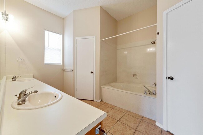 Building Photo - 14504 Sandy Side Dr
