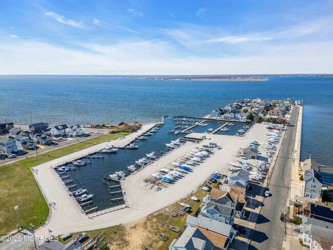 Building Photo - 913 N Ocean Ave