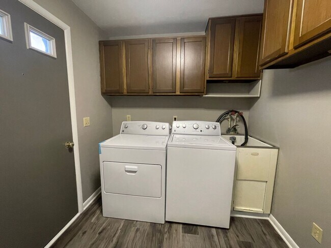 Building Photo - Three Bedroom Home in Gobles