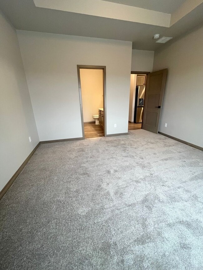 Building Photo - Spacious 2 Bed/2 Bath House with 3 Car Garage!