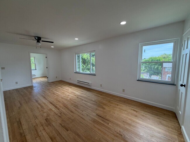Building Photo - 419 Elm St