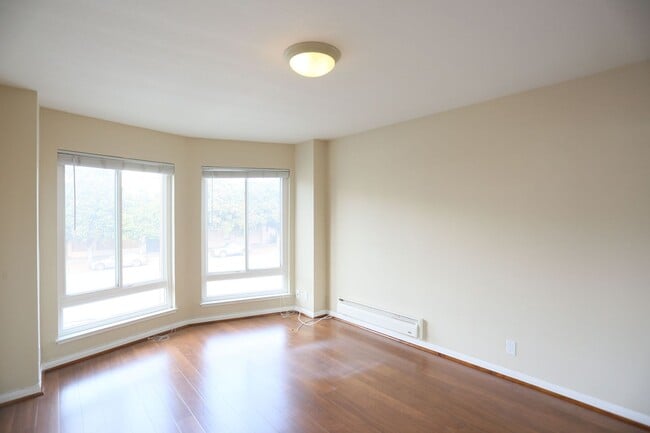 Building Photo - OPEN HOUSE: Thursday (1/8) 6:10pm-6:30pm. Contemporary 2BR/1BA in the Outer Richmond, Yard, Laund...