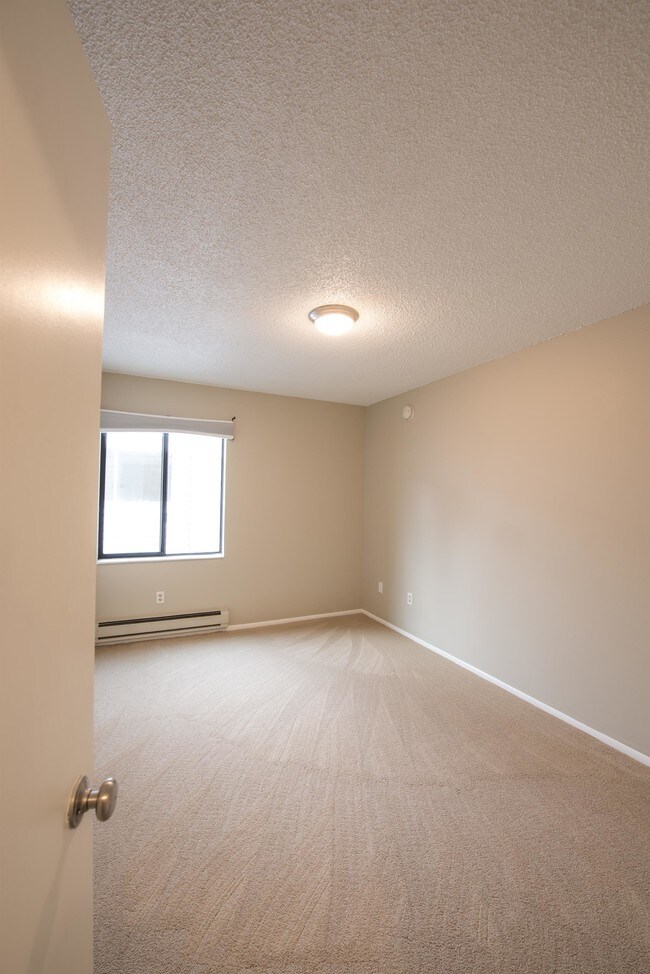 Building Photo - 2562 Thorndyke Ave W