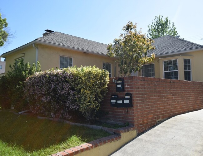 Building Photo - 721 N Hollywood Way
