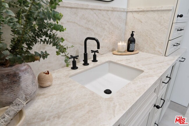 Building Photo - 6720 Hillpark Dr