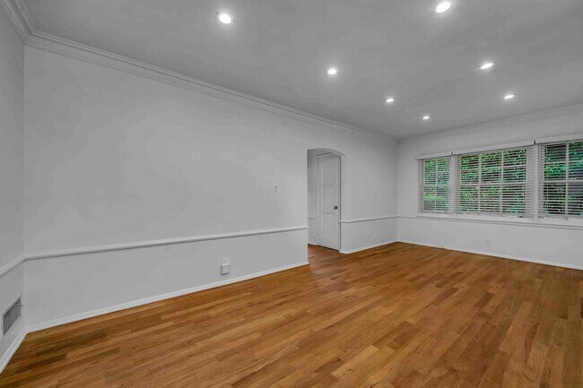 Building Photo - Large unit walking distance to the triangle!