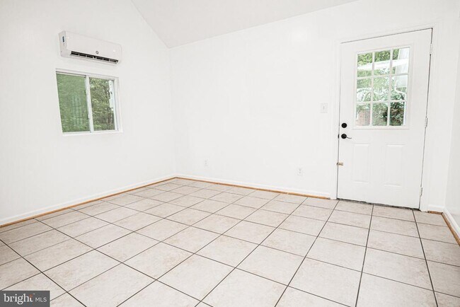 Building Photo - 3242 Holly Hill Dr