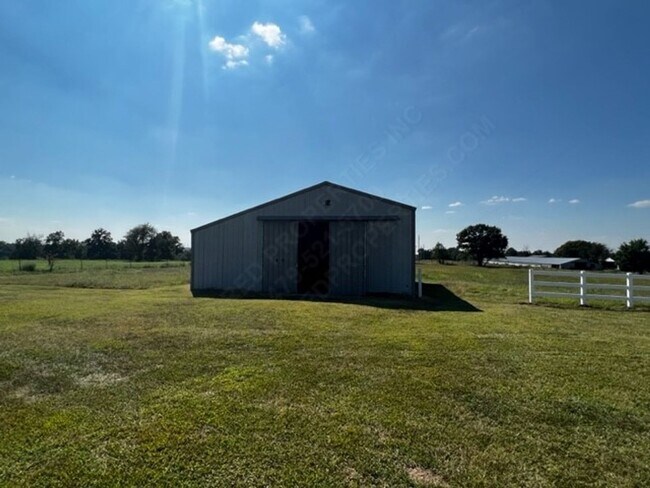 Building Photo - Large 3-Bedroom, 2-Bathroom Country Living Home In Tontitown!