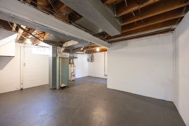 Building Photo - BRIDGETOWN - Adorable spacious 2 bed 1 bath brick ranch.