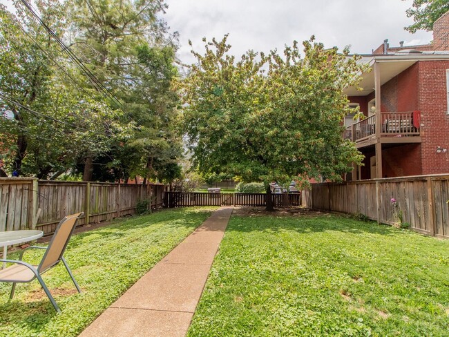 Lush fenced-in backyard - 906 Russell Blvd