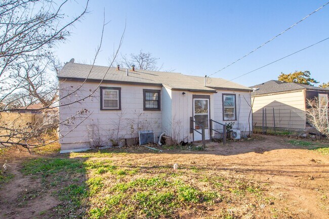 Building Photo - 2 bedroom Now Leasing