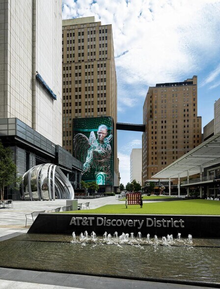 Building Photo - 400 South Saint Paul St