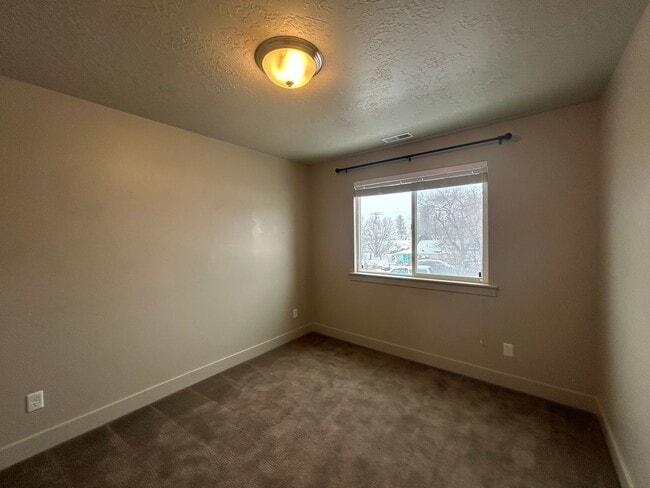 Building Photo - 3 Bedroom 2.5 Bathroom Townhome in Santaquin!