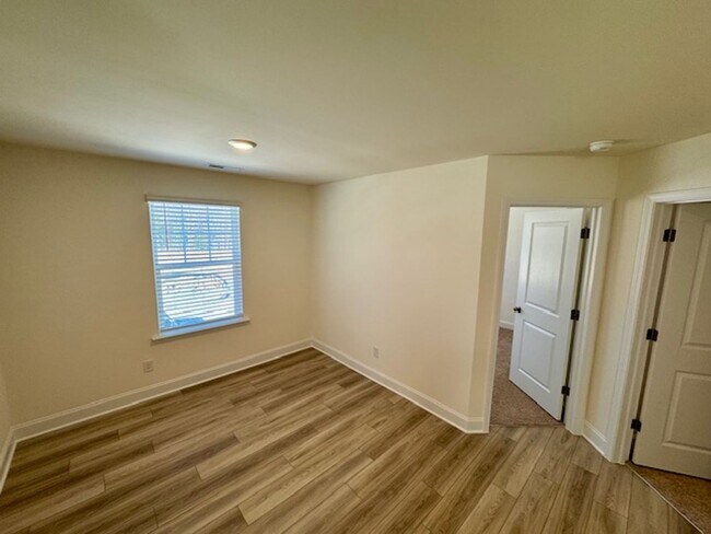 Building Photo - The Grove at Neill's Pointe