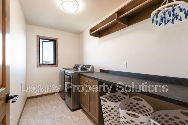 Building Photo - 527 Flint Dr