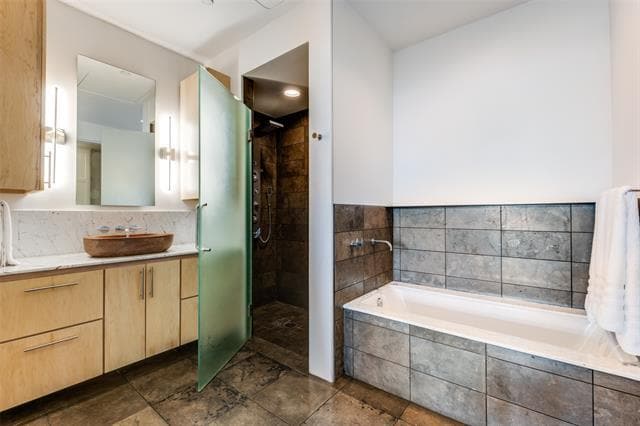 Building Photo - 2430 Victory Park Ln