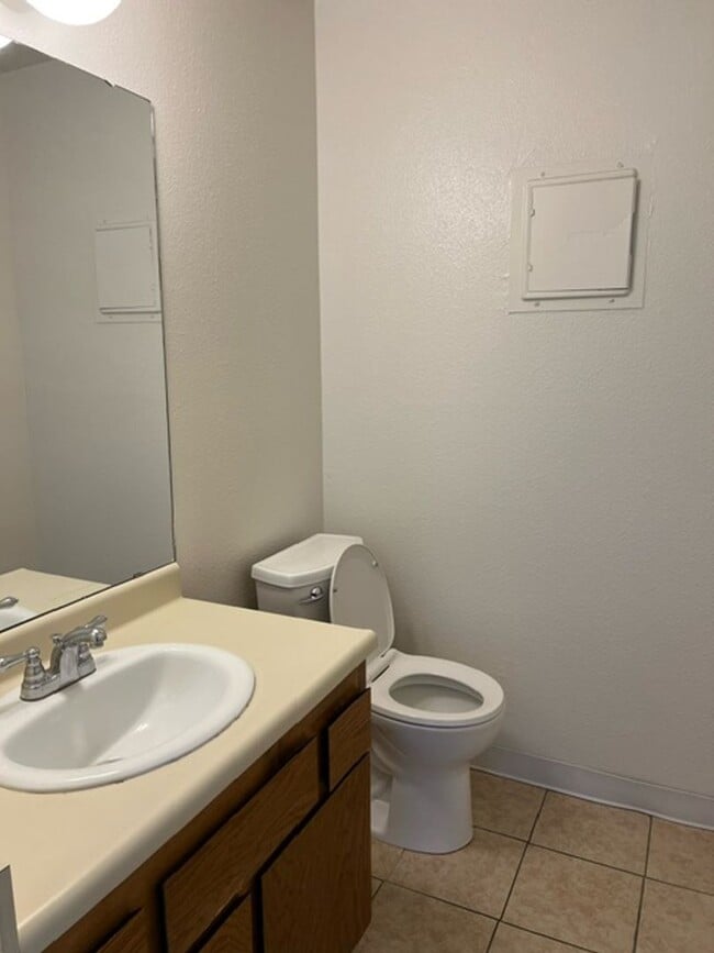 Building Photo - Charming Townhome