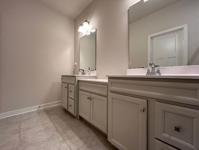 Building Photo - Spacious 4-Bedroom Townhome with Garage & ...