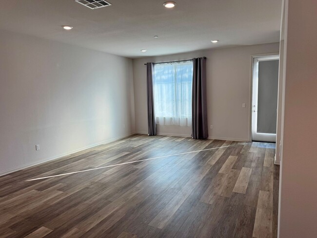 Building Photo - 4 bedroom townhome in Camarillo’s Springvi...