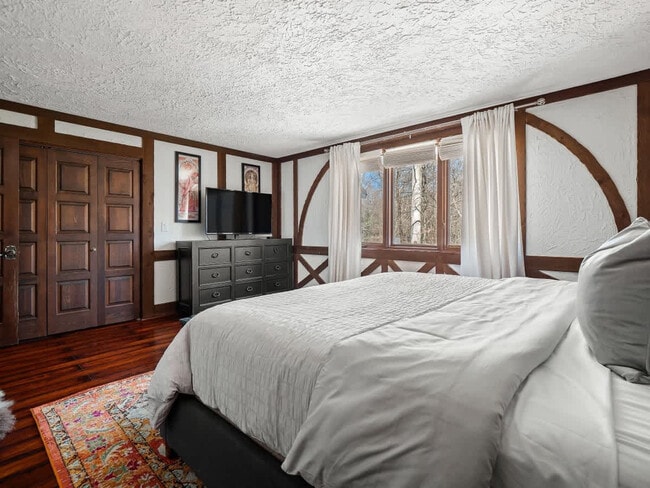 Building Photo - 1811 Breezewood Dr