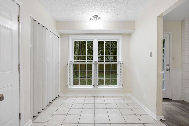 Building Photo - Adorable 3/2 on large corner lot