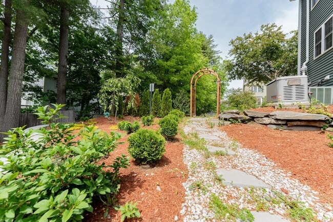 Building Photo - 5 Lowther Pl