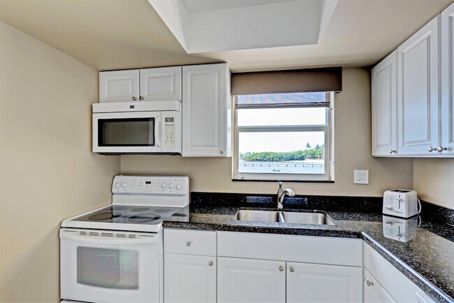 Building Photo - 1820 New Palm Way